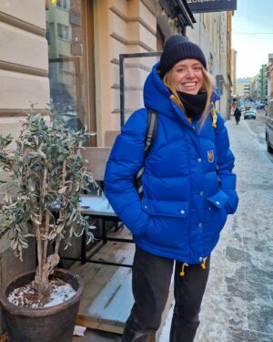 Clara Henry Instagram - Kära instagramflödes-anslagstavlan. Här är go och gla bild på mig. Livet består just nu av att spela teater om kvällarna och repa musikal om dagarna och att på något sätt hinna läsa kurslitteratur på de timmar som blir över. Kul är det som tur är för annars hade en väl kroknat. Har sista kursen nu innan fältarbete och c-uppsats vilket är helt sjukt för sen har jag en examen i antropologi? Hahaha va!!! Hur som helst, vill tacka alla mina vänner och familj för tålamodet med min totala sociala frånvaro, jag kompenserar för det nästa år nån gång med förslagsvis kanelbullar men annat går också bra sålänge det innehåller stora mängder kolhydrater, gluten och fett.