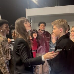 Clara Luciani Instagram - Merci pour tous vos retours sur le prime de vendredi. On y travaillait depuis des semaines 🤍. Merci les élèves pour votre tendresse (et pour le bol aussi), à @nikosaliagas pour ses mots, et à mes invités @philippekaterine , @thomas.dutronc , @thisisluckylove & @vitaa d’avoir répondu présents et d’avoir enflammé le plateau.
Votre marraine la bonne fée 🧚🏻.