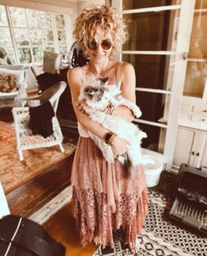 Clare Bowen Instagram - Home on Yuin Country feat. Christmas safety goggles (and potentially the cat*) courtesy of 1918. Thank you sweet @brandonrobertyoung. ❤️✨

*Frank’s not old. He’s vintage. 👌🏼✨