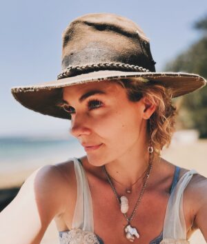 Clare Bowen Instagram - Grandad’s hat.  Smells like larrikinisn and steam trains. 🚂✨

#feralbowen