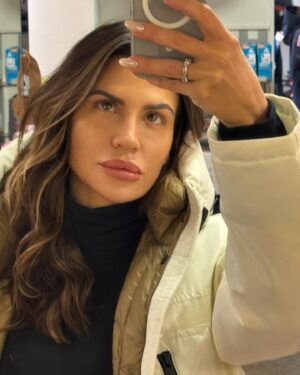 Claudia Galanti Instagram - Let it snow !!! 🫣☺️🏂. It’s  timeeeeee !!!