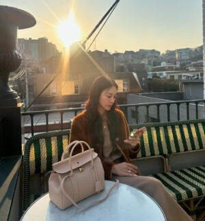 Claudia Kim Instagram - 포근한 12월 낮,
서울 croissant and eggs 🤎

@loropiana #로로피아나