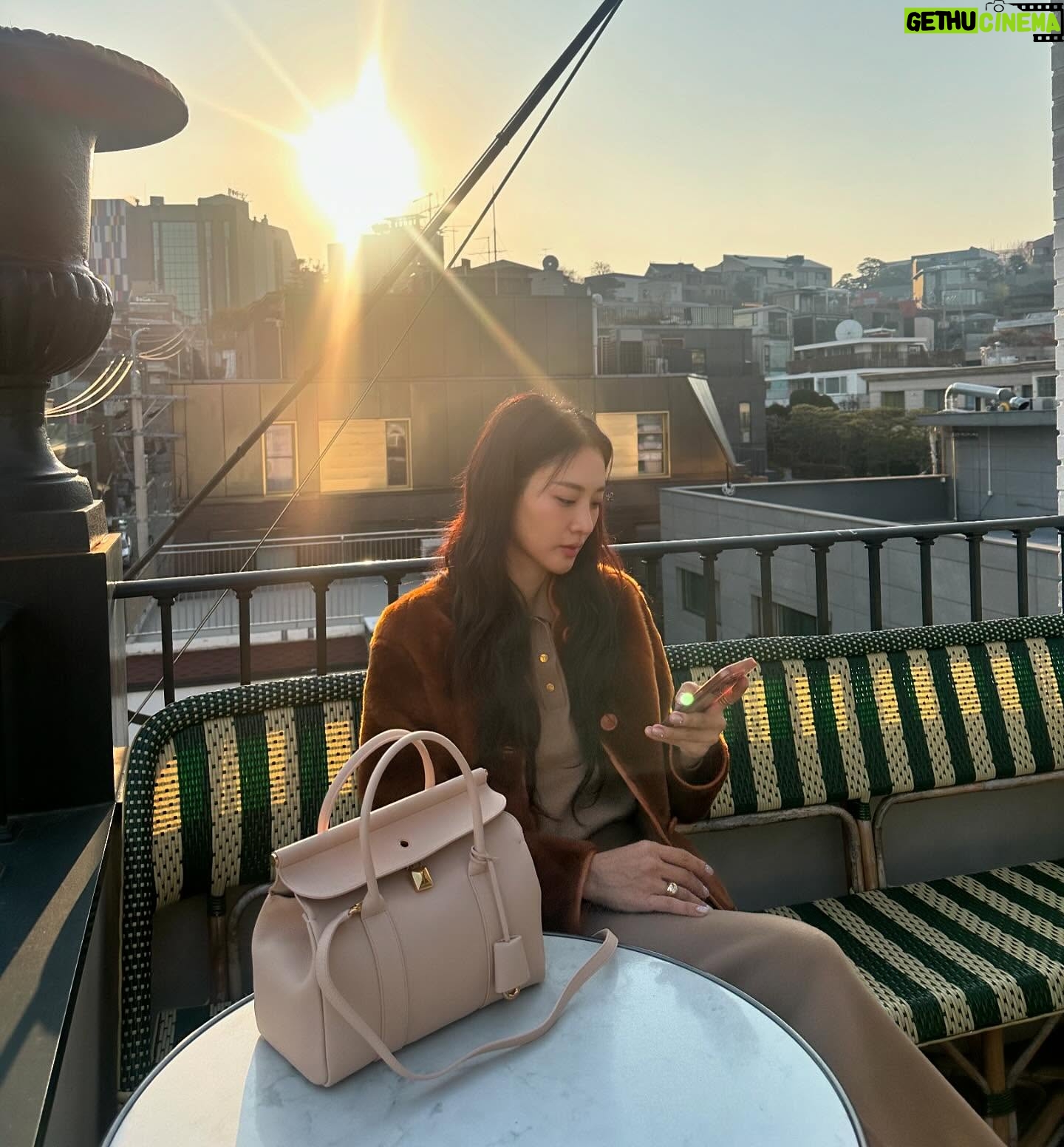 Claudia Kim - 41.9K Likes - 포근한 12월 낮,
서울 croissant and eggs 🤎
@loropiana #로로피아나