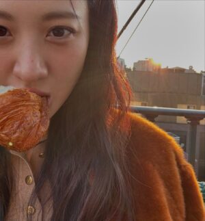 Claudia Kim Instagram - 포근한 12월 낮,
서울 croissant and eggs 🤎

@loropiana #로로피아나