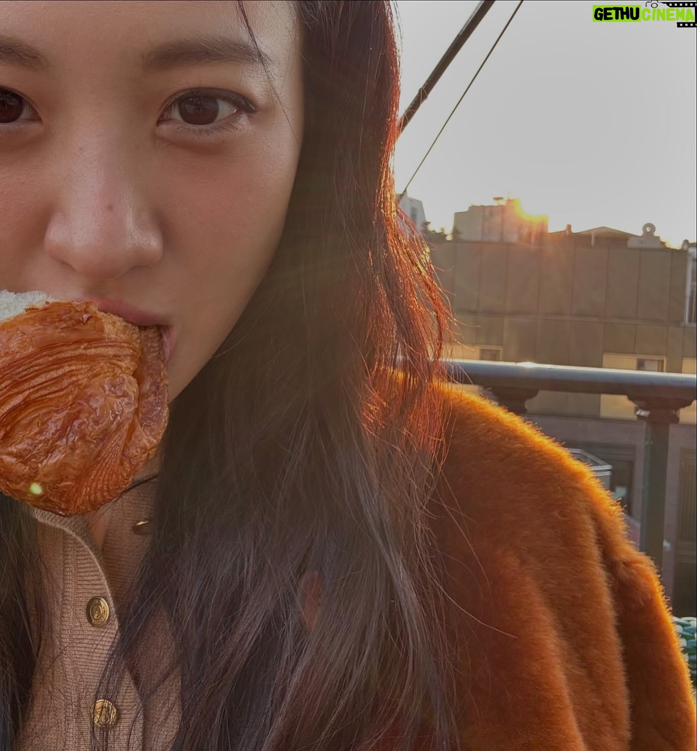 Claudia Kim - 41.9K Likes - 포근한 12월 낮,
서울 croissant and eggs 🤎
@loropiana #로로피아나