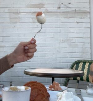 Claudia Kim Instagram - 포근한 12월 낮,
서울 croissant and eggs 🤎

@loropiana #로로피아나