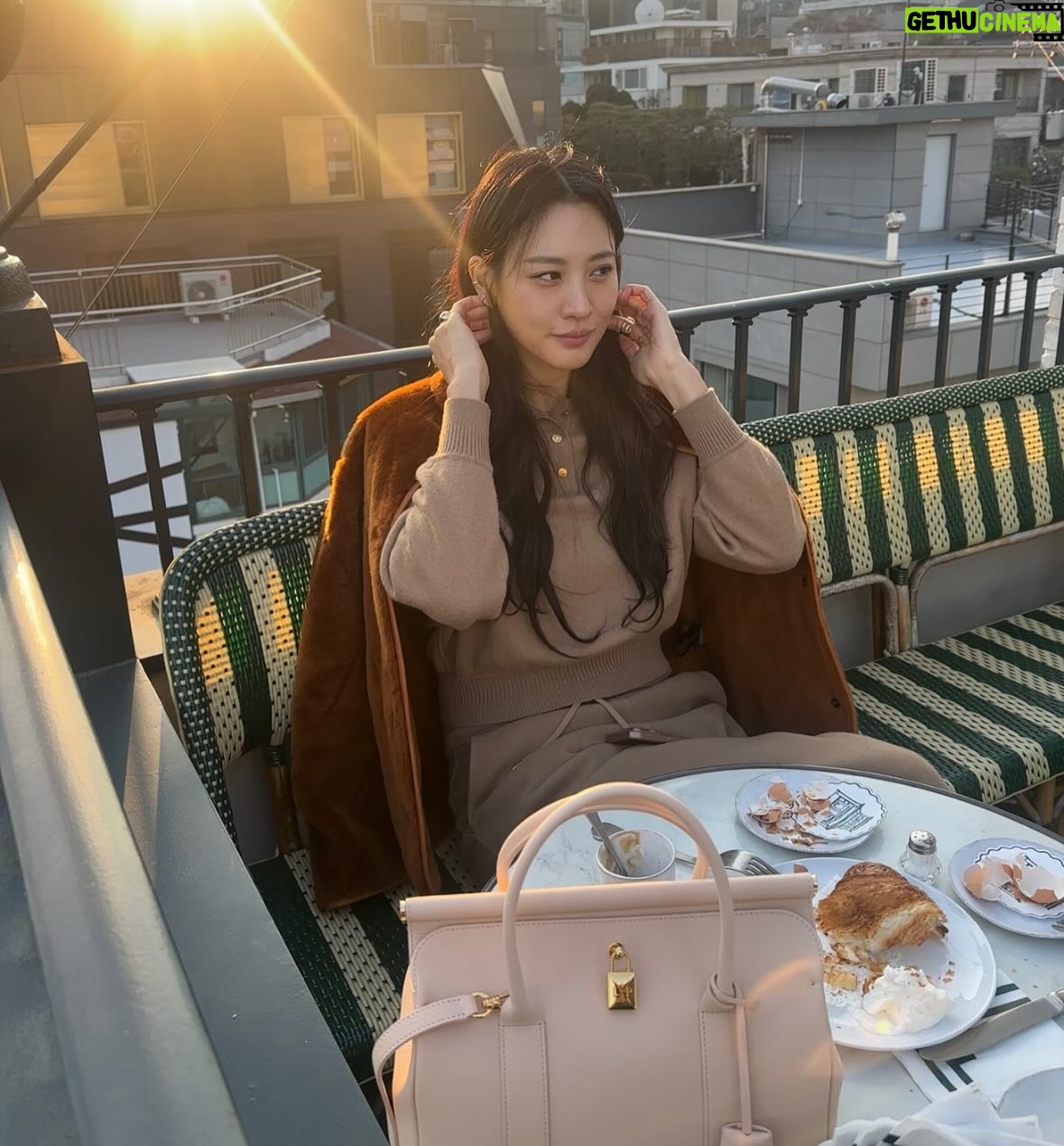 Claudia Kim - 41.9K Likes - 포근한 12월 낮,
서울 croissant and eggs 🤎
@loropiana #로로피아나