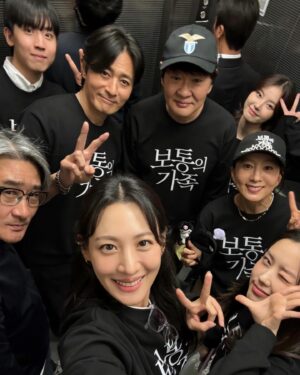 Claudia Kim Instagram - 보통의 가족 보러
극장으로 오세요 🖤

이어지는 무대인사에서도 만나요! 

#보통의가족 #ANormalFamily 
@hivemedia_corp