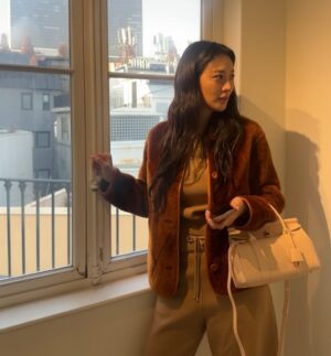 Claudia Kim Instagram - 포근한 12월 낮,
서울 croissant and eggs 🤎

@loropiana #로로피아나
