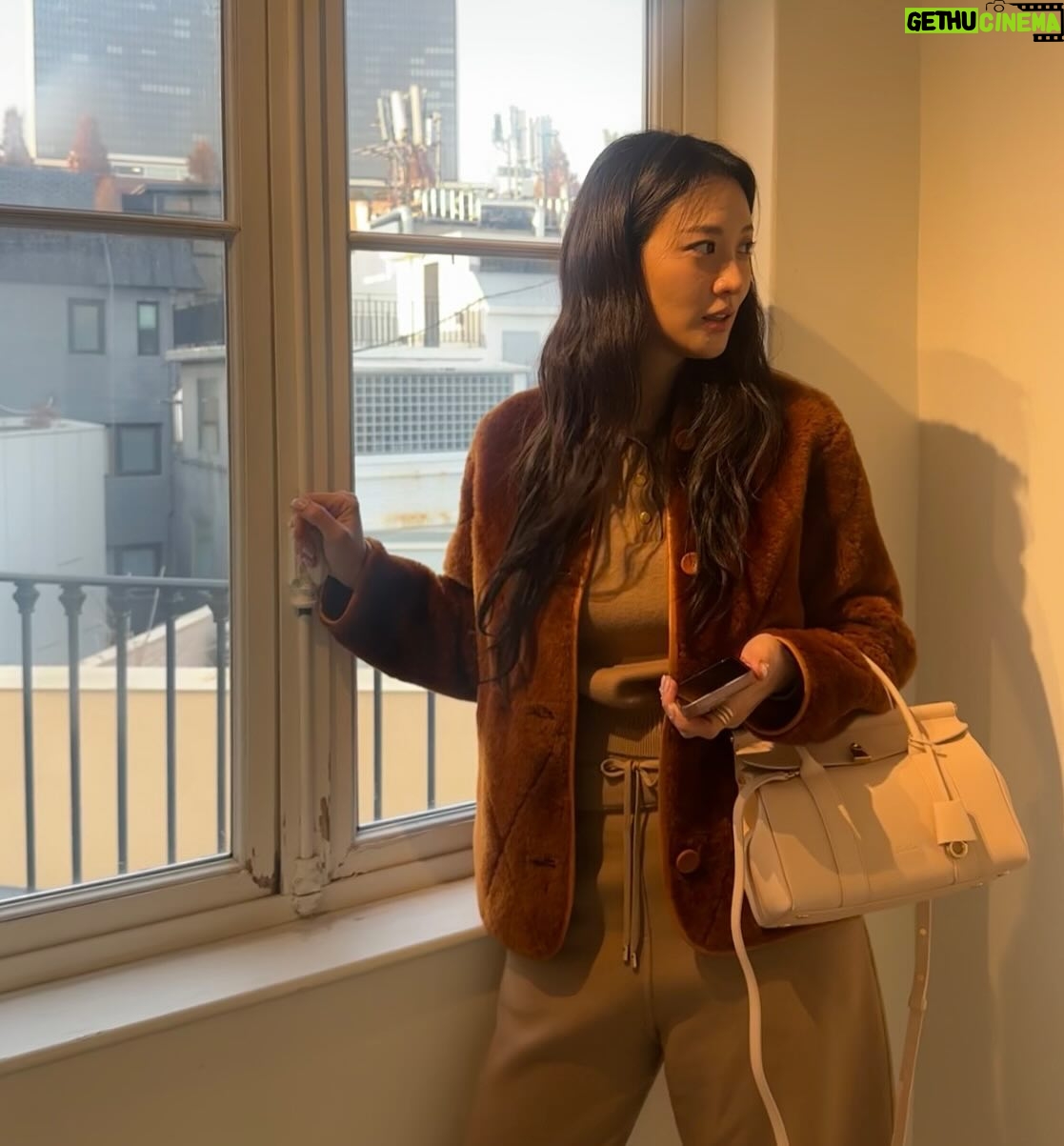 Claudia Kim - 41.9K Likes - 포근한 12월 낮,
서울 croissant and eggs 🤎
@loropiana #로로피아나