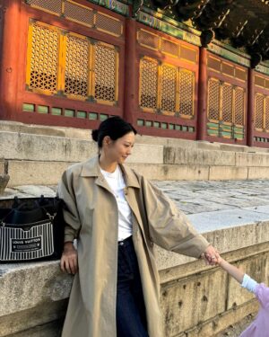 Claudia Kim Instagram - 데이 투 나잇, 오랜만에 종일 여유를 즐긴 휴일. 
From day to night with my Neverfull Inside Out bag 🖤

#광고 #LouisVuitton #NeverFullInsideOut