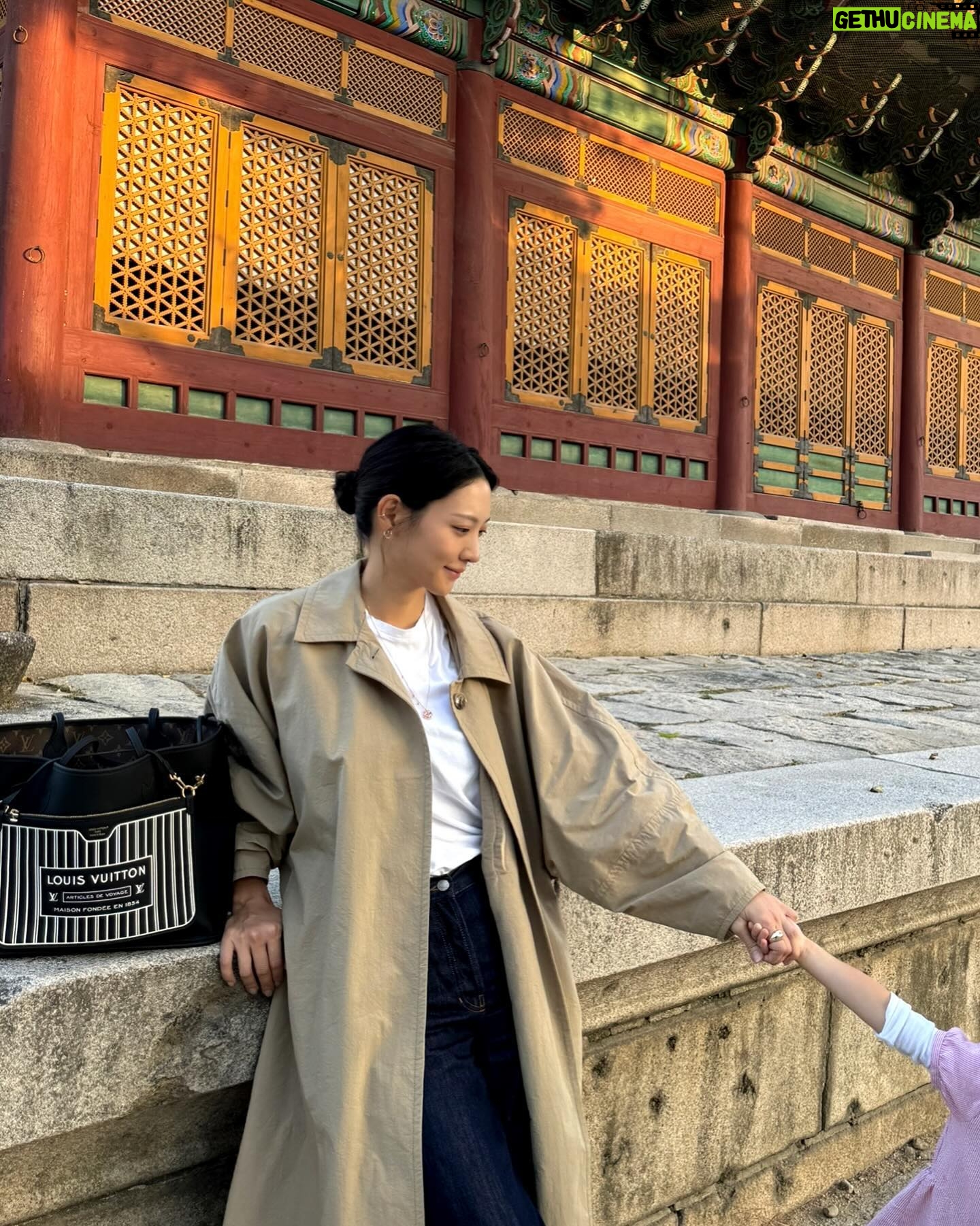 Claudia Kim - 50.7K Likes - 데이 투 나잇, 오랜만에 종일 여유를 즐긴 휴일.
From day to night with my Neverfull Inside Out bag 🖤
#광고 #LouisVuitton #NeverFullInsideOut