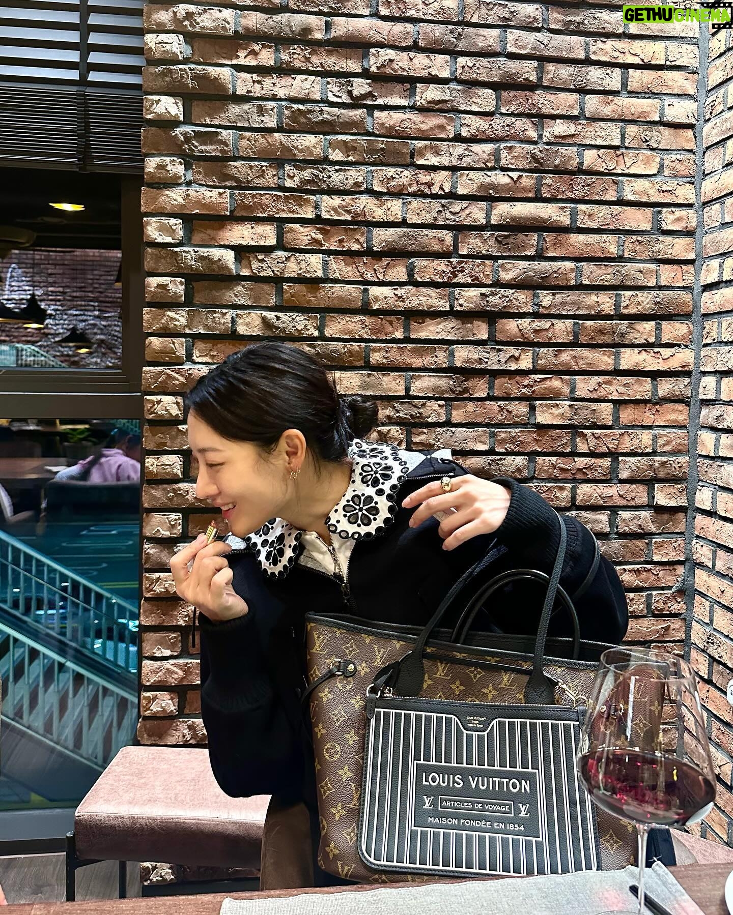 Claudia Kim - 50.7K Likes - 데이 투 나잇, 오랜만에 종일 여유를 즐긴 휴일.
From day to night with my Neverfull Inside Out bag 🖤
#광고 #LouisVuitton #NeverFullInsideOut