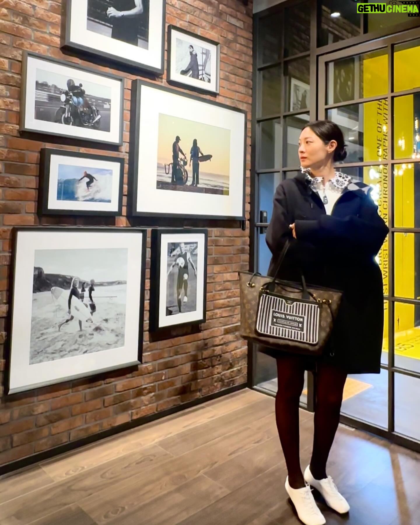 Claudia Kim - 50.7K Likes - 데이 투 나잇, 오랜만에 종일 여유를 즐긴 휴일.
From day to night with my Neverfull Inside Out bag 🖤
#광고 #LouisVuitton #NeverFullInsideOut