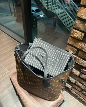 Claudia Kim Instagram - 데이 투 나잇, 오랜만에 종일 여유를 즐긴 휴일. 
From day to night with my Neverfull Inside Out bag 🖤

#광고 #LouisVuitton #NeverFullInsideOut