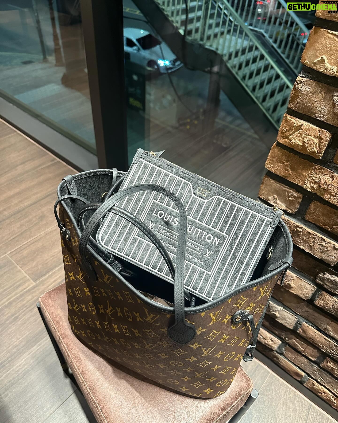 Claudia Kim - 50.7K Likes - 데이 투 나잇, 오랜만에 종일 여유를 즐긴 휴일.
From day to night with my Neverfull Inside Out bag 🖤
#광고 #LouisVuitton #NeverFullInsideOut