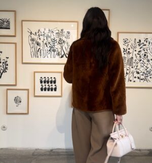 Claudia Kim Instagram - 포근한 12월 낮,
서울 croissant and eggs 🤎

@loropiana #로로피아나