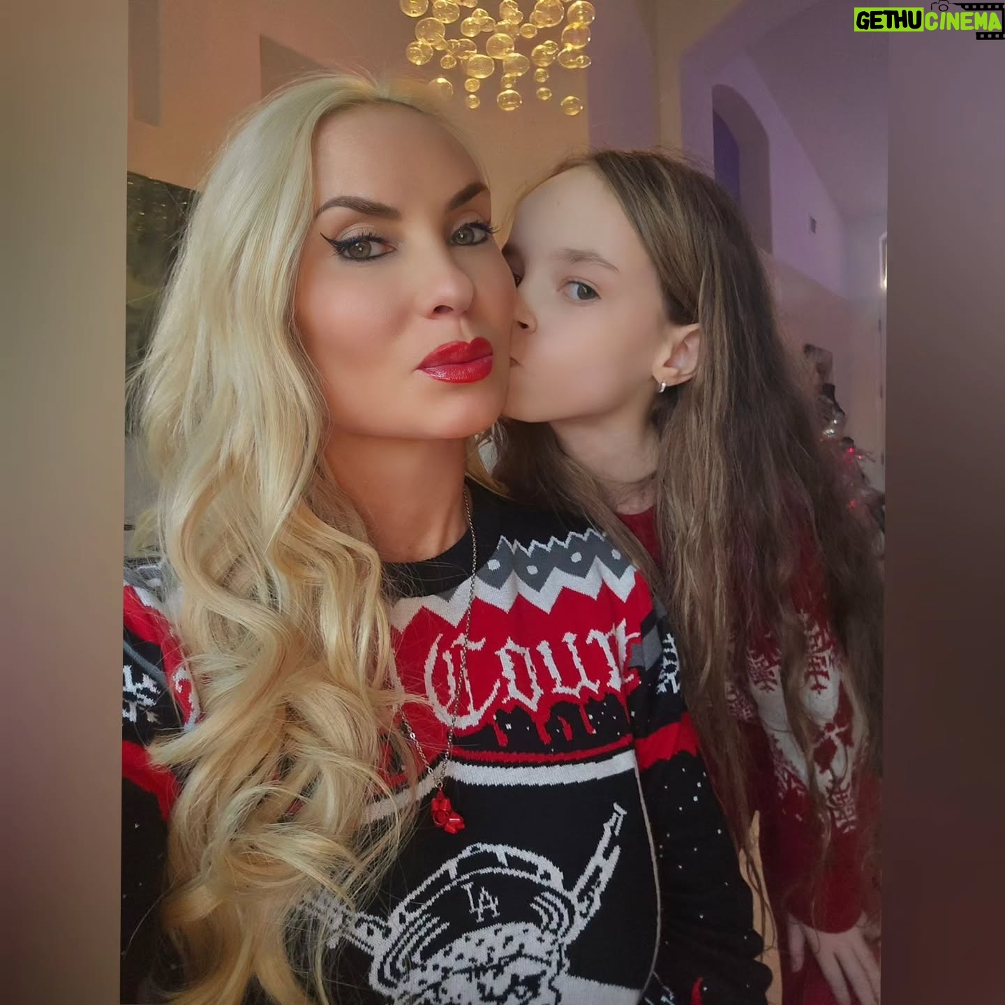 Coco Austin - 39K Likes - Happy Holidays from the " Ice Family"
🎄🎅🤶🎁🥂
Sweaters- @bodycountofficial