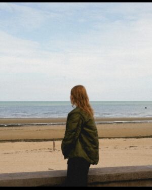 Coeur de Pirate Instagram - 2024 c’était mon année « do it for the plot » parce que c’était une année sans tournée et sans cycle d’album. J’ai fait toutes les choses que j’aurais pas pu faire autrement, et j’ai vécu des gros hauts et des gros bas. Je me suis beaucoup remise en question aussi, savoir si ça vaut la peine de faire partie du paysage dans le monde actuel. Et après je rencontre des gens qui me disent que mon travail les a touchés de proche ou de loin, et ça me permet de continuer. On se voit en 2025 ❤️
