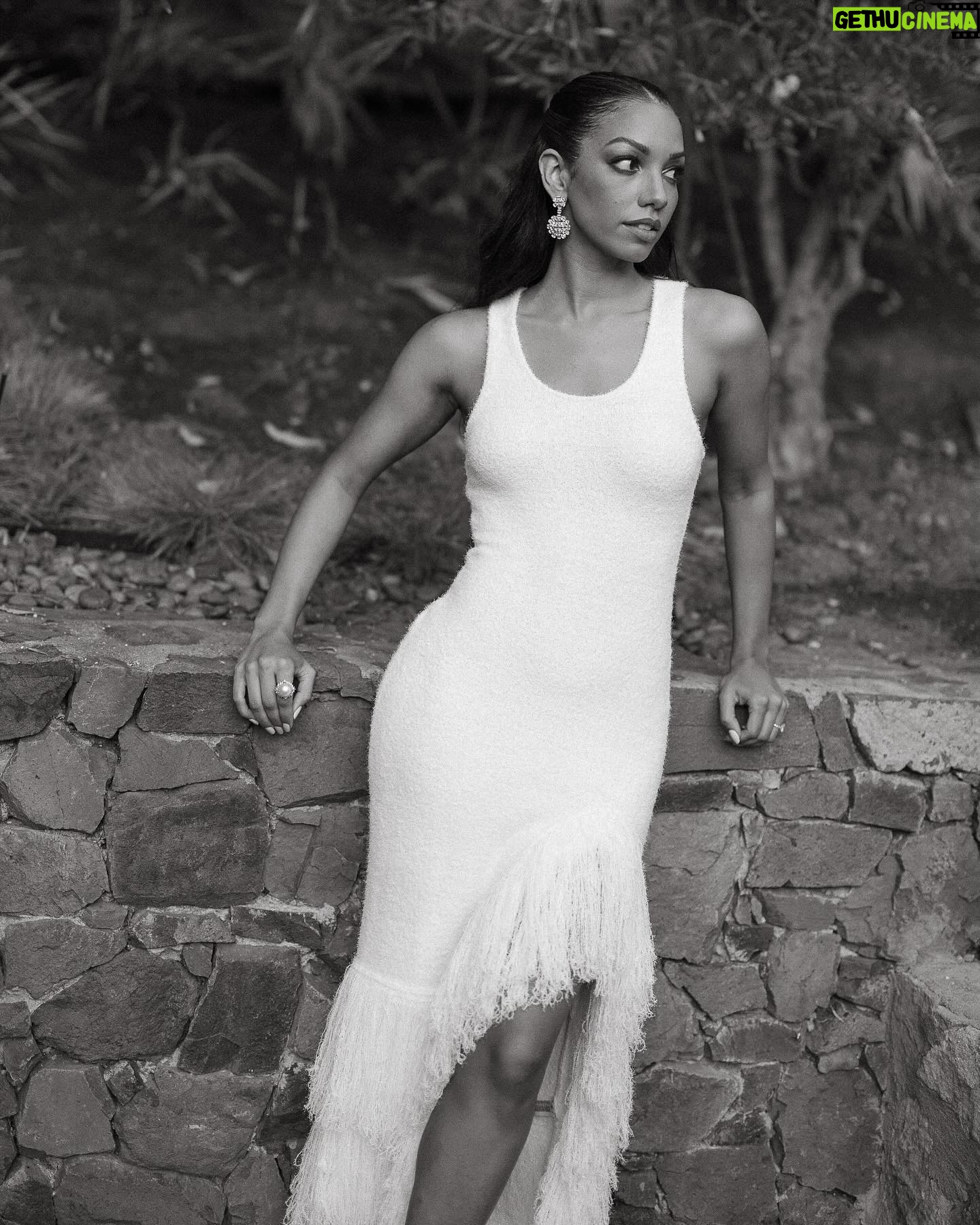Corinne Foxx - 8.5K Likes - a moment for the rehearsal outfit 💍🤍👰🏽♀️
styling: @daniandemmastyle
hair: @marciahamiltonhair
makeup: @marissa_tomaino
photo: @victoriagoldphotography
event: @gellerevents