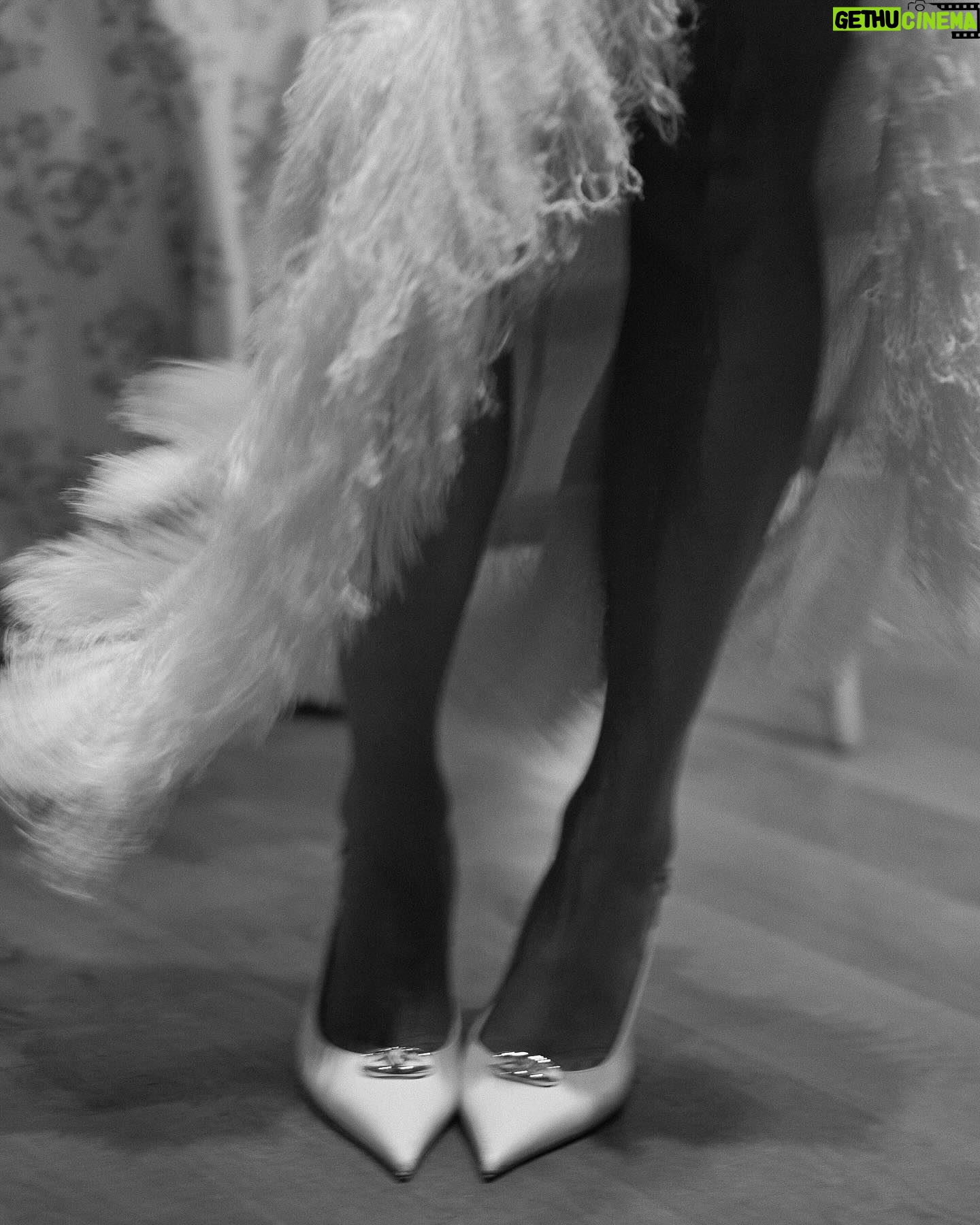 Corinne Foxx - 8.5K Likes - a moment for the rehearsal outfit 💍🤍👰🏽♀️
styling: @daniandemmastyle
hair: @marciahamiltonhair
makeup: @marissa_tomaino
photo: @victoriagoldphotography
event: @gellerevents