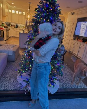 Courtney Stodden Instagram - I hope you, your loved ones and especially your pups had a happy thanksgiving 🐾🖤✨
 #thankful #blessed #thanksgiving