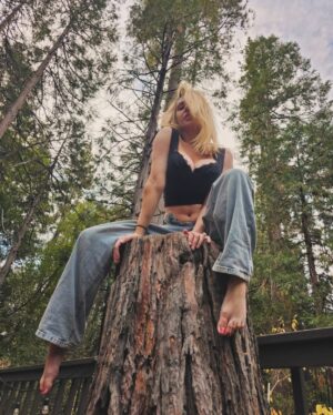 Courtney Stodden Instagram - 🪵 🌲 💋