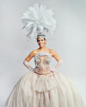 Cristina Pedroche Instagram - Un vestido que no es un vestido: es un sueño hecho realidad.
El más Pedroche de todos los tiempos.

Litros de mi leche materna convertidos en 8500 joyas.
42 kg de vestido compuesto por corsé, casquete y guardainfantes, aunque durante la retransmisión nunca me había sentido tan liviana.
2500 horas de trabajo 
Sigo en una nube…😍

Gracias @josietv por tu sabiduría y por estar tan loco como yo (o más😂).

Gracias @maisonvivascarrionofficial por hacer la estructura/vestido/tocado más ESPECTACULAR que he llevado nunca.

Gracias @morirdeamor_jewels por convertir mi leche materna (y la de mi hija) en esas joyas tan espectaculares que me hicieron brillar como nunca.

Gracias @unicef_es por creer en mí y querer estar en una noche tan especial, pero sobre todo por vuestro maravilloso trabajo durante tantos años protegiendo a la infancia. Os admiro.

Y por supuesto a mi equipo de siempre @mariaacostapulido @caroli_makeup @_oscarlozano por no soltarme nunca. ❤️

#PedrocheCampanadas 🍇🕰️