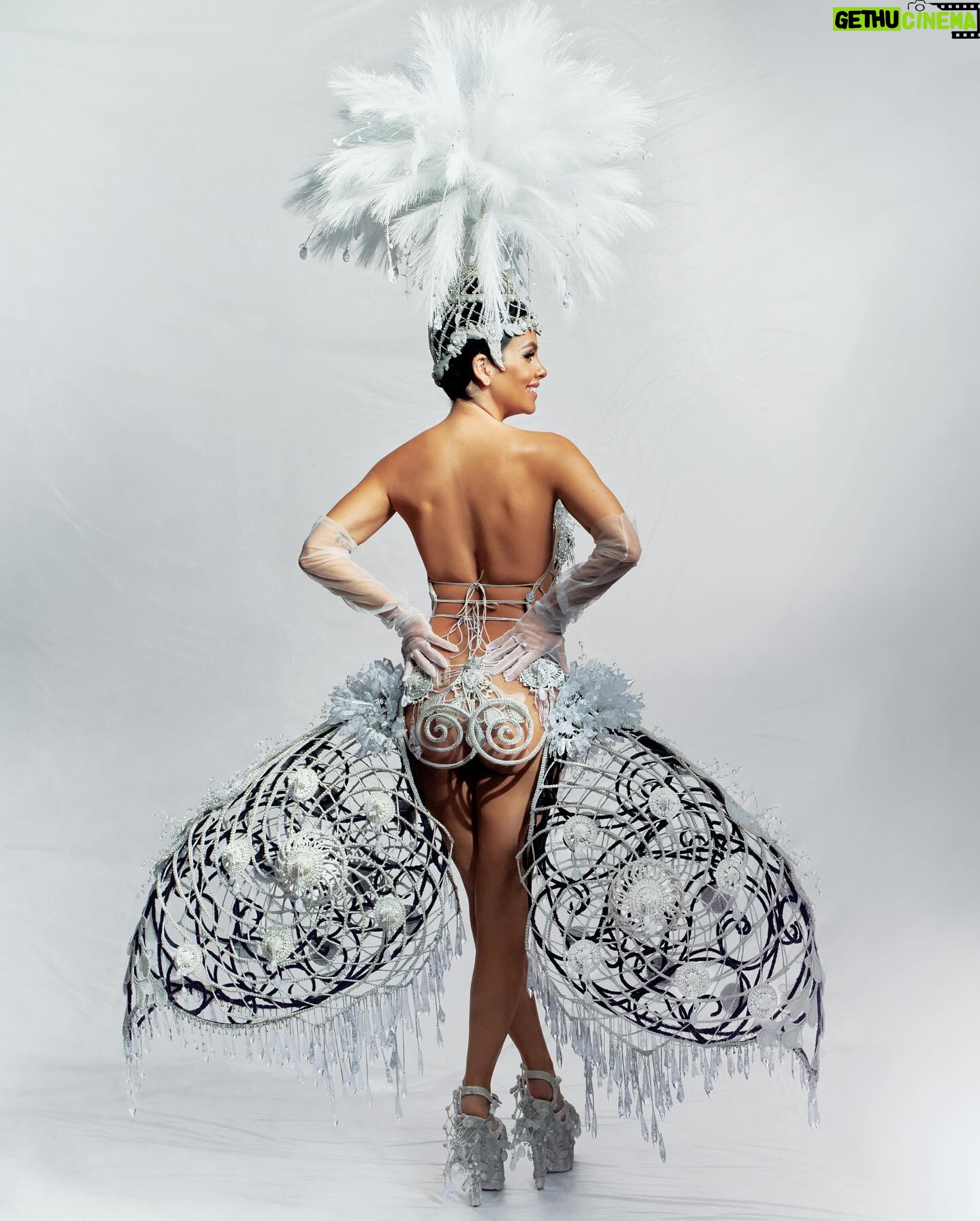 Cristina Pedroche - 92.2K Likes - Un vestido que no es un vestido: es un sueño hecho realidad.
El más Pedroche de todos los tiempos.
Litros de mi leche materna convertidos en 8500 joyas.
42 kg de vestido compuesto por corsé, casquete y guardainfantes, aunque durante la retransmisión nunca me había sentido tan liviana.
2500 horas de trabajo
Sigo en una nube…😍
Gracias @josietv por tu sabiduría y por estar tan loco como yo (o más😂).
Gracias @maisonvivascarrionofficial por hacer la estructura/vestido/tocado más ESPECTACULAR que he llevado nunca.
Gracias @morirdeamor_jewels por convertir mi leche materna (y la de mi hija) en esas joyas tan espectaculares que me hicieron brillar como nunca.
Gracias @unicef_es por creer en mí y querer estar en una noche tan especial, pero sobre todo por vuestro maravilloso trabajo durante tantos años protegiendo a la infancia. Os admiro.
Y por supuesto a mi equipo de siempre @mariaacostapulido @caroli_makeup @_oscarlozano por no soltarme nunca. ❤️
#PedrocheCampanadas 🍇🕰️