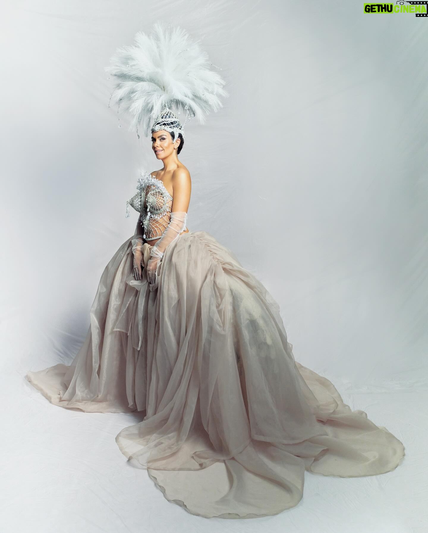 Cristina Pedroche - 92.2K Likes - Un vestido que no es un vestido: es un sueño hecho realidad.
El más Pedroche de todos los tiempos.
Litros de mi leche materna convertidos en 8500 joyas.
42 kg de vestido compuesto por corsé, casquete y guardainfantes, aunque durante la retransmisión nunca me había sentido tan liviana.
2500 horas de trabajo
Sigo en una nube…😍
Gracias @josietv por tu sabiduría y por estar tan loco como yo (o más😂).
Gracias @maisonvivascarrionofficial por hacer la estructura/vestido/tocado más ESPECTACULAR que he llevado nunca.
Gracias @morirdeamor_jewels por convertir mi leche materna (y la de mi hija) en esas joyas tan espectaculares que me hicieron brillar como nunca.
Gracias @unicef_es por creer en mí y querer estar en una noche tan especial, pero sobre todo por vuestro maravilloso trabajo durante tantos años protegiendo a la infancia. Os admiro.
Y por supuesto a mi equipo de siempre @mariaacostapulido @caroli_makeup @_oscarlozano por no soltarme nunca. ❤️
#PedrocheCampanadas 🍇🕰️