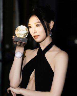 Crystal Fung Instagram - 光與影的結合

Makeup : @kayowang 
Hair : @jayxhair @hola.hair.pets 
Gown : @normakamali 
Jewelry : @thek_jewelry 
Nails : @handandfootnailspa 
Lash lift : @visage.beauty 
📸 : @ed.win_0418