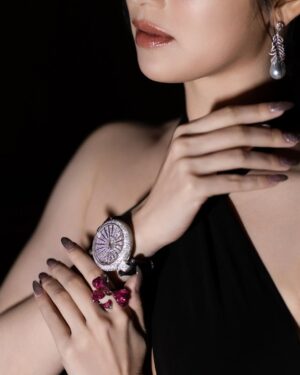 Crystal Fung Instagram - 光與影的結合

Makeup : @kayowang 
Hair : @jayxhair @hola.hair.pets 
Gown : @normakamali 
Jewelry : @thek_jewelry 
Nails : @handandfootnailspa 
Lash lift : @visage.beauty 
📸 : @ed.win_0418