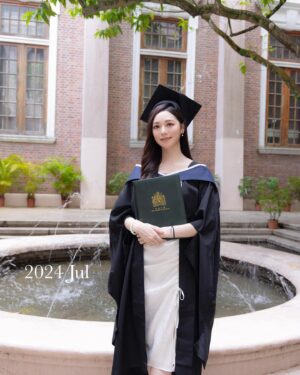 Crystal Fung Instagram - 人生的閱歷就像讀書一樣，需要經歷一關又一關的考驗，隨着時間推移，逐步成長。
回顧過去的12年，
我在這間學校從學士成為碩士，不僅學歷有所提升，
自身的各方面也成長了許多。
今日再次踏入校園，我做了一件以前從未想過的事，
而這段video也成為我在這所學校成長旅程的歷史見證。
It’s great to be back. Thank you for having us.
@hku_science @mscfimm 
@hkuniversity
