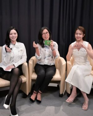 Crystal Fung Instagram - 人生的閱歷就像讀書一樣，需要經歷一關又一關的考驗，隨着時間推移，逐步成長。
回顧過去的12年，
我在這間學校從學士成為碩士，不僅學歷有所提升，
自身的各方面也成長了許多。
今日再次踏入校園，我做了一件以前從未想過的事，
而這段video也成為我在這所學校成長旅程的歷史見證。
It’s great to be back. Thank you for having us.
@hku_science @mscfimm 
@hkuniversity