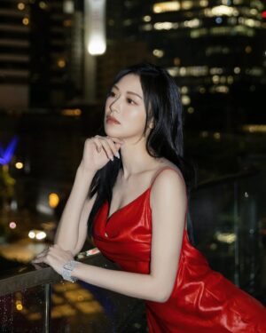 Crystal Fung Instagram - 在生活中總有得意與失意。
然而，信念產生動力，
動力轉化為堅持，
堅持就能帶來無限可能性。
無論任何時候，記得保持信念，
沉澱過後再站起來，重新出發。

Makeup & Hair : @kayowang 
📸: @ed.win_0418