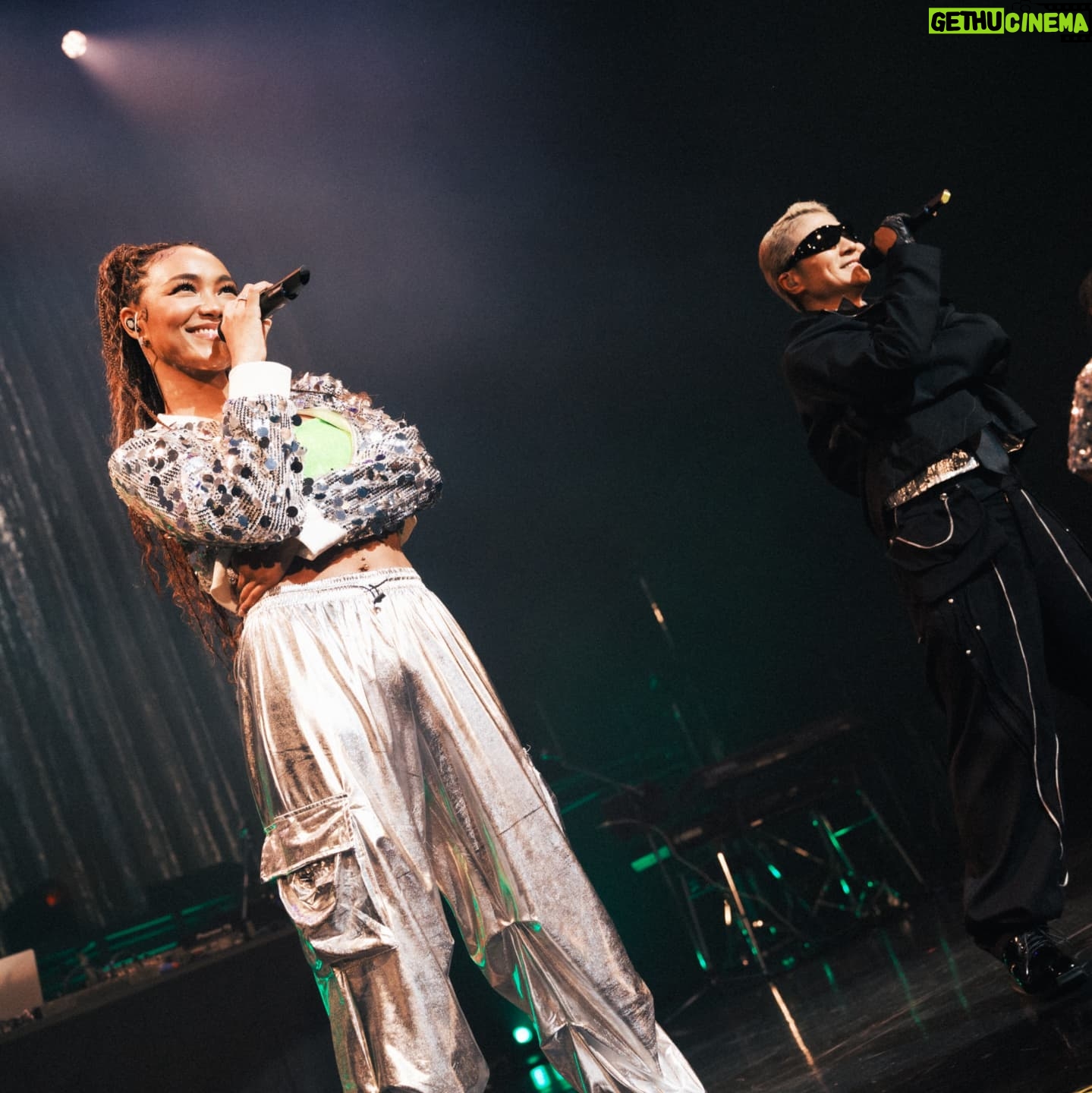 Crystal Kay - 6.8K Likes - CK25 SPECIAL GUESTS-
25周年を更に盛り上げてくれた私のファミリー👪
戦友そしてsister の @boakwon と同期でお兄ちゃんたちの @mflo_official ❤💙
BoAは元々振り付けしが一緒でそこで会いたいってなってボエムでデートしたのがはじめてw。15歳とかだったね✨お互い尊敬しあってて友達にもなりたくてってめっちゃスィートな時間だった💗BoAはパイオニアだと私は思ってる✨今もこれからもずっとリスペクトだよ💕
m-floは私のインターナショナルな部分をもっと音を通して武器にしてもいいって思わせてくれた。英語や自分の持ってるアメリカと日本、韓国のカルチャーを自由につかってのいいんだって💕そこから私の製作の時のマインドが変わりました✨
みんな世界を音楽で繋げるって思いは一緒でそれを今まさに実現していて、しかも同期でステージをともにできるってまじで幸せ‼️
感謝してます。
忙しいなかBoAはは韓国から、m-floのお二人、お祝いしに来てくれて本当にありがとう‼️
I love you guys❗❗❗