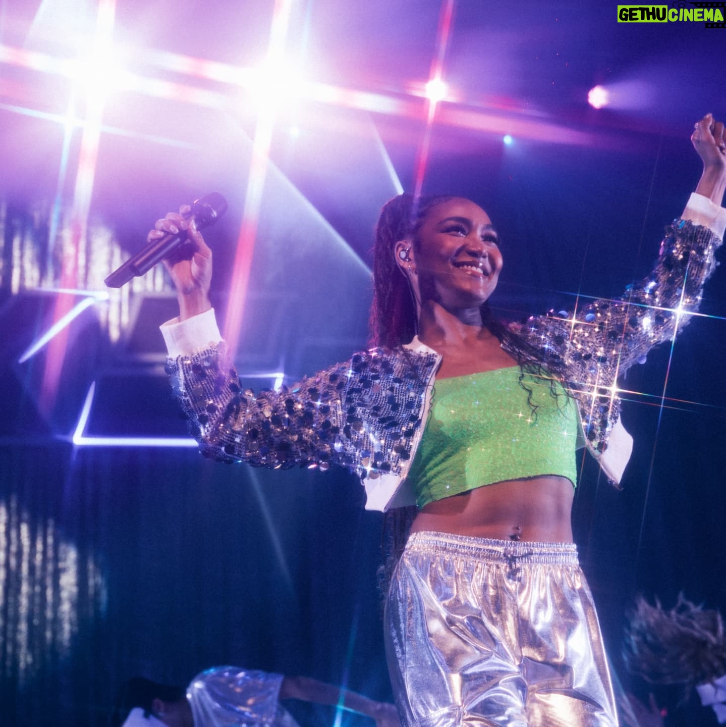 Crystal Kay - 4.9K Likes - CK ニーゴー 12.21.24
この景色を見たくて前から口に出してた25周年ライブ。描いたまま、それ以上の景色がみれた夜でした( ;∀;)今回はセトリからどうしようかみんなで悩みまくって決めて、ダンサーもオーディションをして400人以上もの応募が❕キッズから大人までみんな力強いダンスそしてサポートをしてくれました you guys were so amazing. THANKYOU💙
今回振りもダンサーのプロデュース全力でしてくれた @nazuki_08 ありがとう‼️バンドも音でずっしり、ダンサーズもドラッグクイーンズも支えてくれてありがとう‼️プロフェッショナルなみんなに囲まれて幸せもんです💝
そしてなによりCkニーゴーをお祝いしにいろんな場所から足をはこんできてくれたみんな‼️みーーーーんなに大きな大きなありがとう❤たくさんの愛をステージにたちながら、感じました。歌って、踊って、笑って、繋がってた!大好きな光景です✨
ミーグリも全て売り切れてしまいました😲みんなに直接会えて嬉しかったです😌
また会いに来てね😌そして、
これからもみんなのために歌わせてね🌠
来てくれて、心からありがとう🎵
またすぐ次あげます😌😌😌
#CK25 #ckニーゴー
📸: @hayatowatanbe