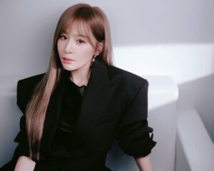 Cyndi Wang Instagram - Hey！2024年，你過得怎麼樣？ 
完成了那些勇敢的夢想嗎？ 
有讓你心心念念的人出現在你的世界裡嗎？
記得那場一起唱到嗓子啞掉的演唱會嗎？

如果有未完成的願望，就在2025資料庫裡更新一下，給自己目標，讓生活變得更踏實，
願新的一年，能夠繼續用音樂與微笑傳遞溫暖，
陪伴每一顆心找到簡單的幸福🫶🏻

#王心凌 #CyndiWang