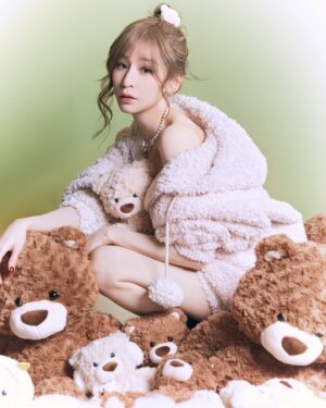 Cyndi Wang Instagram - 毛茸茸🐻🐻‍❄️

💄：@emilyliu1118 
💇🏻‍♀：@vast.hairsunny 
📷：葛明（AXstudio）