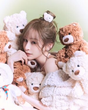 Cyndi Wang Instagram - 毛茸茸🐻🐻‍❄️

💄：@emilyliu1118 
💇🏻‍♀：@vast.hairsunny 
📷：葛明（AXstudio）