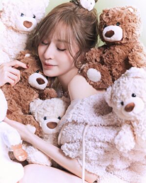 Cyndi Wang Instagram - 毛茸茸🐻🐻‍❄️

💄：@emilyliu1118 
💇🏻‍♀：@vast.hairsunny 
📷：葛明（AXstudio）