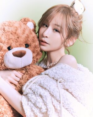 Cyndi Wang Instagram - 毛茸茸🐻🐻‍❄️

💄：@emilyliu1118 
💇🏻‍♀：@vast.hairsunny 
📷：葛明（AXstudio）
