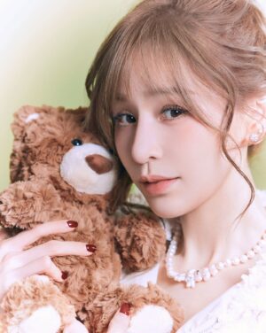 Cyndi Wang Instagram - 毛茸茸🐻🐻‍❄️

💄：@emilyliu1118 
💇🏻‍♀：@vast.hairsunny 
📷：葛明（AXstudio）