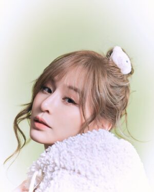 Cyndi Wang Instagram - 毛茸茸🐻🐻‍❄️

💄：@emilyliu1118 
💇🏻‍♀：@vast.hairsunny 
📷：葛明（AXstudio）