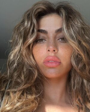 Cynthia Makhoul Instagram - New Hair, New mindset… BrunetteGirl 💁🏽‍♀️💅
Le meilleur coiffeur de tout Paris, je vous le dis ;) @chez_florent 

Je voulais revenir à ma couleur naturelle mais sans forcément dénaturé le blond que j’avais ou alors juste changer la nuance et il a gérer sa à la perfection ! Un génie les filles 🫣😘
*Ceci n’est pas une collaboration, il est dans mes petit papiers, noter comme une grosse adresse 😳