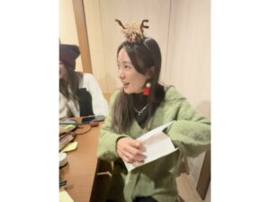 DaYuan Lin Instagram - 這些陪我們Popu走過12週年的前同事們♡
謝謝你們突然的到來給了我們好大一個驚喜✨
(也謝謝浪漫的瑄規劃了這次的聚會🎈
上一次和大家見面已是67年前的事了？
一看到大家就忍不住想起一起打拼的所有時光！
現在想想能帶著我們五個一起工作的你們實在太辛苦了，除了要忍受我們的吵鬧聲，還有隨時會被惡整的風險😆
經歷了這些還願意來聚會的你們真偉大☺️❤️

還有一些同事們雖然還沒來的及見到面，
但願大家一切都安好：）
希望未來有機會再相聚，繼續聊著屬於我們的回憶吧♡

#交換禮物的部份真的好歡樂 😆
#家裡用不到卻實用的東西 
#反正我不是最後一名 ☺️✌🏻
#Populady12週年生日快樂 #我愛你們 ❤️