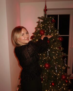 Dagi Bee Instagram - Merry Christmas🎄✨🎅🏼
Wir wünschen allen vom Herzen Tage voller Liebe, Freude und Dankbarkeit. ❤️

Die grösste Bedeutung dieser Zeit liegt in den kleinen Momenten: der Wärme Zuhause, gemeinsamen Mahlzeiten und die Nähe zu unseren Liebsten 🥹 Nur leider ist gerade die Zeit für einige auch schwer… Unser Mitgefühl gilt allen, die jemanden in dieser Zeit besonders vermissen ❤️ Seid immer lieb zueinander & haltet eurer Herz offen für alle - fühlt euch umarmt 🫂🫶🏼