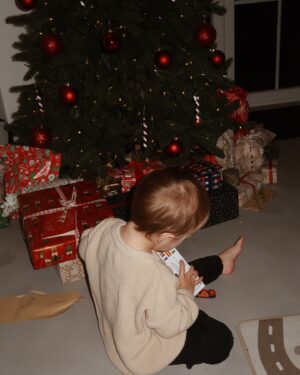 Dagi Bee Instagram - Merry Christmas🎄✨🎅🏼
Wir wünschen allen vom Herzen Tage voller Liebe, Freude und Dankbarkeit. ❤️

Die grösste Bedeutung dieser Zeit liegt in den kleinen Momenten: der Wärme Zuhause, gemeinsamen Mahlzeiten und die Nähe zu unseren Liebsten 🥹 Nur leider ist gerade die Zeit für einige auch schwer… Unser Mitgefühl gilt allen, die jemanden in dieser Zeit besonders vermissen ❤️ Seid immer lieb zueinander & haltet eurer Herz offen für alle - fühlt euch umarmt 🫂🫶🏼