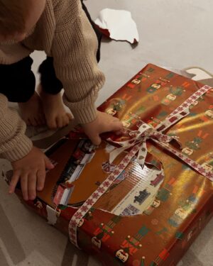 Dagi Bee Instagram - Merry Christmas🎄✨🎅🏼
Wir wünschen allen vom Herzen Tage voller Liebe, Freude und Dankbarkeit. ❤️

Die grösste Bedeutung dieser Zeit liegt in den kleinen Momenten: der Wärme Zuhause, gemeinsamen Mahlzeiten und die Nähe zu unseren Liebsten 🥹 Nur leider ist gerade die Zeit für einige auch schwer… Unser Mitgefühl gilt allen, die jemanden in dieser Zeit besonders vermissen ❤️ Seid immer lieb zueinander & haltet eurer Herz offen für alle - fühlt euch umarmt 🫂🫶🏼