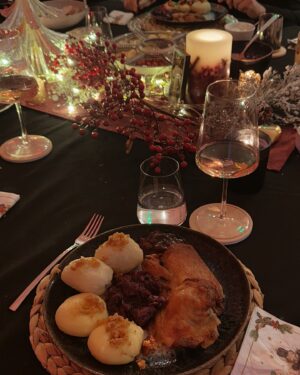 Dagi Bee Instagram - Merry Christmas🎄✨🎅🏼
Wir wünschen allen vom Herzen Tage voller Liebe, Freude und Dankbarkeit. ❤️

Die grösste Bedeutung dieser Zeit liegt in den kleinen Momenten: der Wärme Zuhause, gemeinsamen Mahlzeiten und die Nähe zu unseren Liebsten 🥹 Nur leider ist gerade die Zeit für einige auch schwer… Unser Mitgefühl gilt allen, die jemanden in dieser Zeit besonders vermissen ❤️ Seid immer lieb zueinander & haltet eurer Herz offen für alle - fühlt euch umarmt 🫂🫶🏼